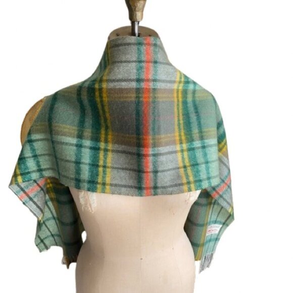 Vintage Plaid Scarf, soft and in lovely colors - Picture 4 of 12